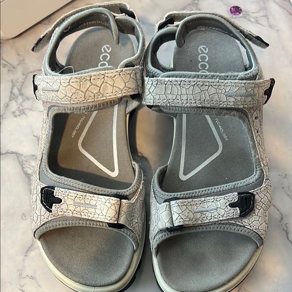 Ecco Light Gray Textured Sandals - Picture 1 of 1